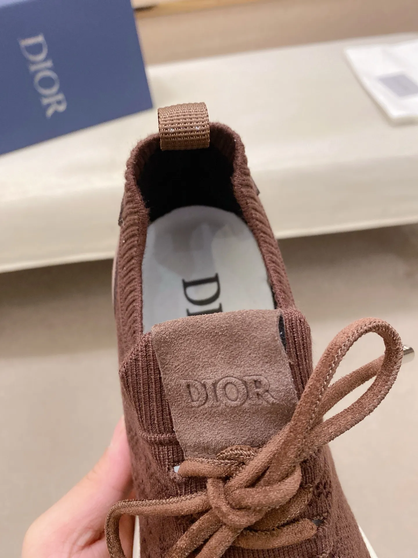 Factory price: 420💰Dior's latest men's fashion sneakers. This item draws inspiration from retro jogging shoes. Featuring a thick, low-top design, it features a mesh fabric upper and an ultra-light rubber foam sole. The side is decorated with an embossed "Di~r" logo. Code number: 39-44 (order 38, 45, 46)